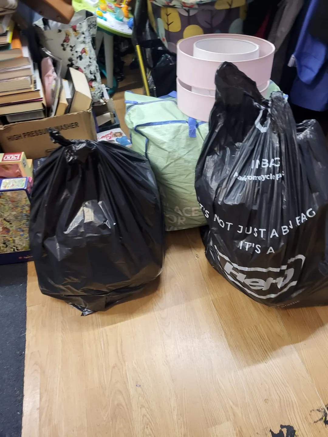 Photo from Jayne's Baby Bank (main page), 12 Dec 2024: Donations ♻️ ❤️🌎🍼 thank you everyone (Jan : 😱 Me: 🤣😍🤩)