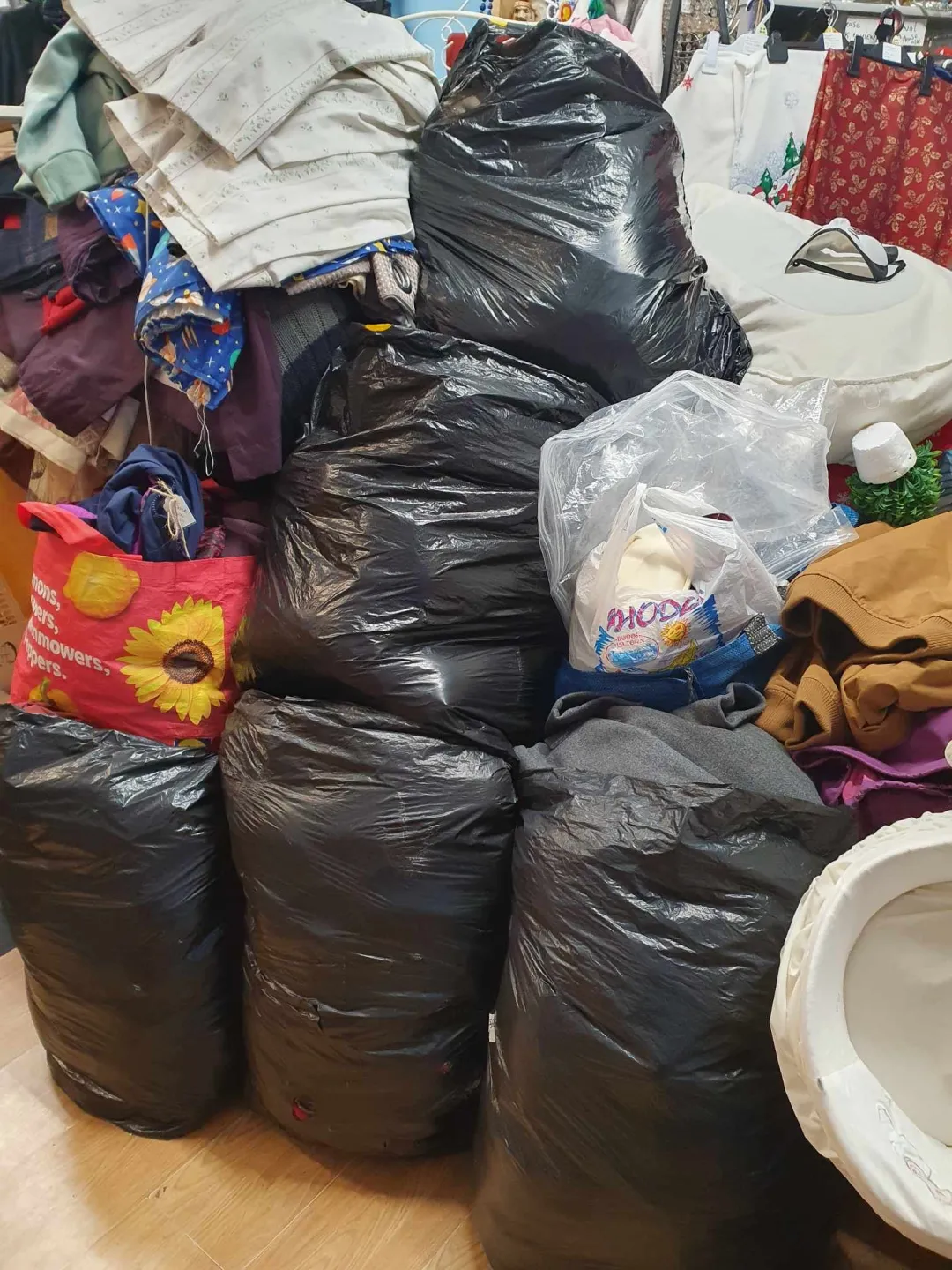 Photo from Jayne's Baby Bank (main page), 3 Jan 2025: ✅️♻️🌎🍼🌏 wtf! You crazy recyclers 👏👏👏👏👏👏👏👏 Well done guys - We will make sure it gets to the right people.