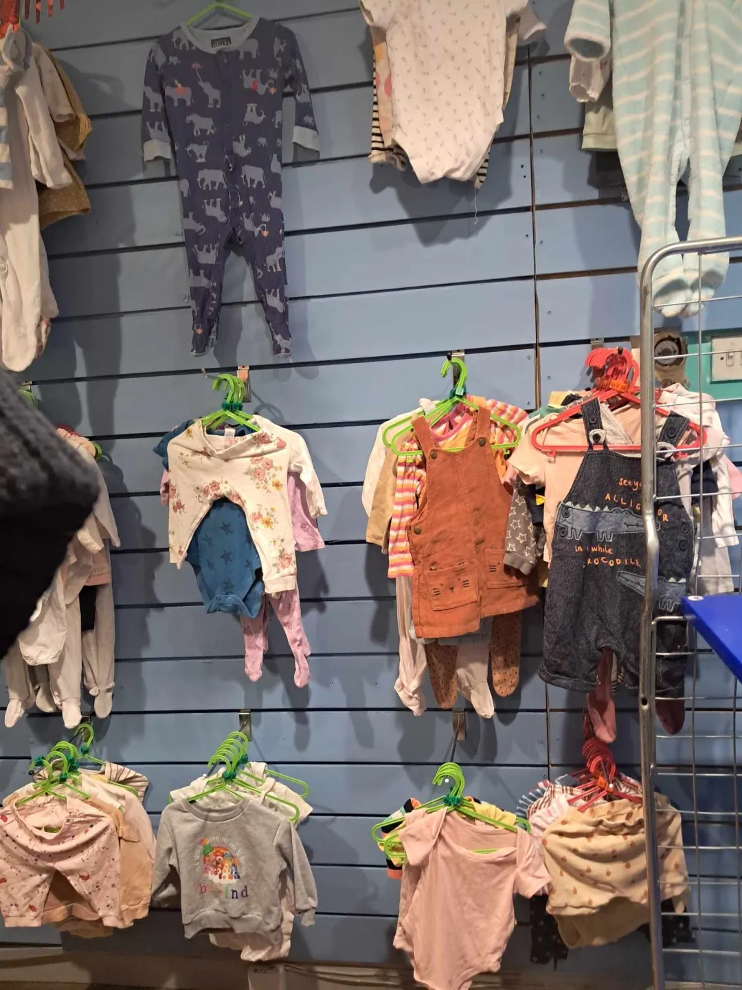 Photo from Jayne's Baby Bank (main page), 30 Nov 2024: .... I think we can get some more hangers on there ! Babies and children's clothes 50p each free to mums in need (via request system).