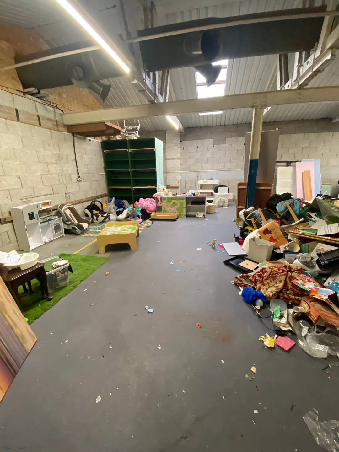 Photo from Jayne's Baby Bank (main page), 8 Dec 2023: Tons left in Big Risca. It all has to go or the landlord with skip it. Please go down and take every thing for free 🙏 Open till 4pm Please d