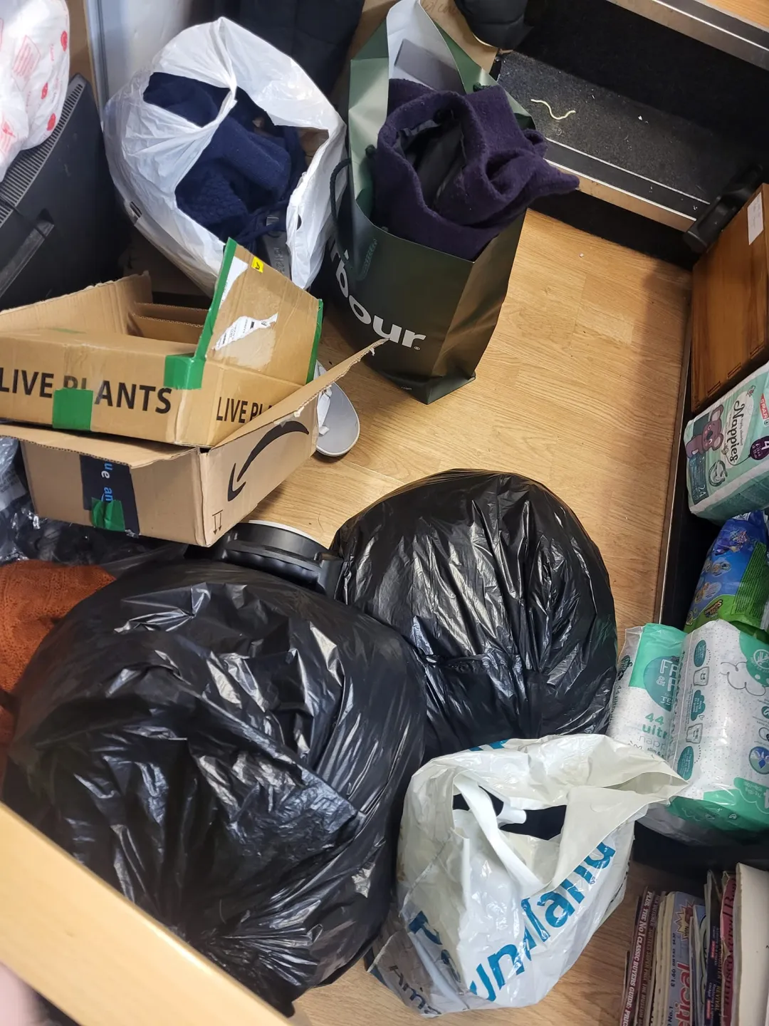 Photo from Jayne's Baby Bank (main page), 7 Nov 2024: Donations already thank you - - plus hangers and curtain poles ♻️🌎🍼🌏