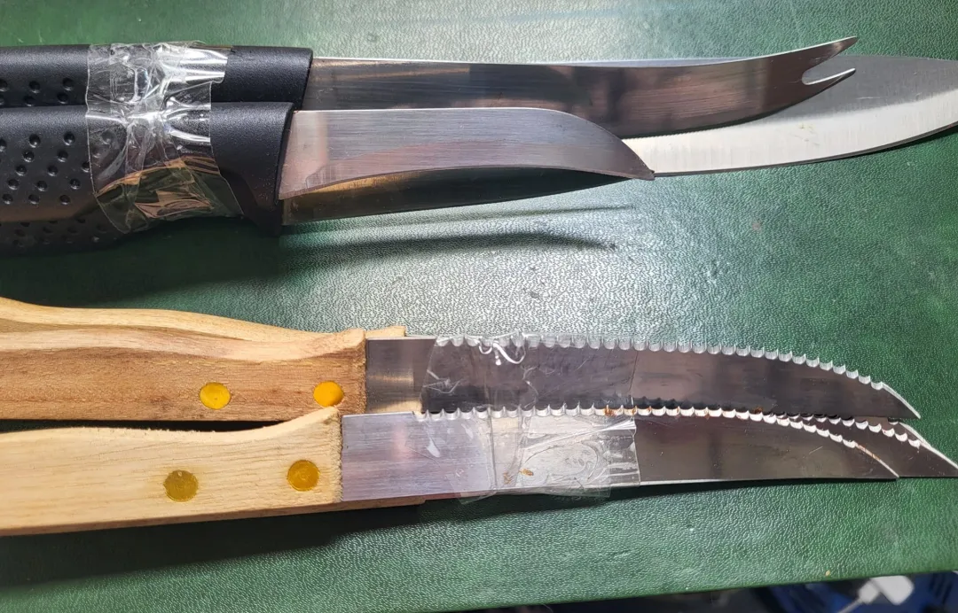 Photo from Jayne's Baby Bank (main page), 18 Jun 2024: We have been authorised to sell knives. Only available at the donation centre. Adults over 25 only . Black handle bundle £5 please Steak kni