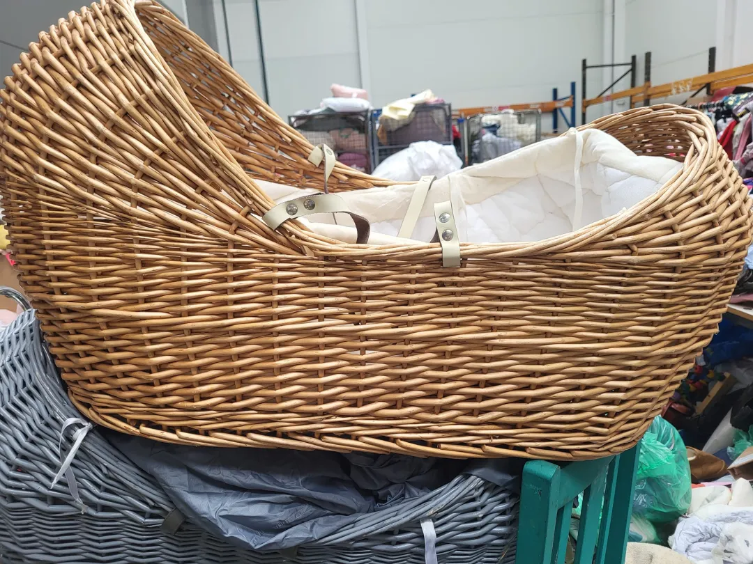 Photo from Jayne's Baby Bank (main page), 23 May 2024: Brown pod which is a bit squished. £5 please. We can not transfer between shops or deliver sorry. There are bases available for it