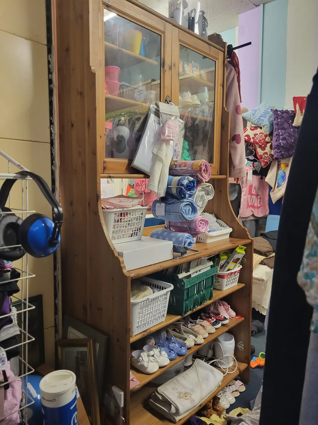Photo from Jayne's Baby Bank (main page), 7 Sep 2024: When you hit a certain age in life and the best Saturday night out is in a charity shop! ♻️🍼🌎❤️ Pontly pool open tomorrow am.