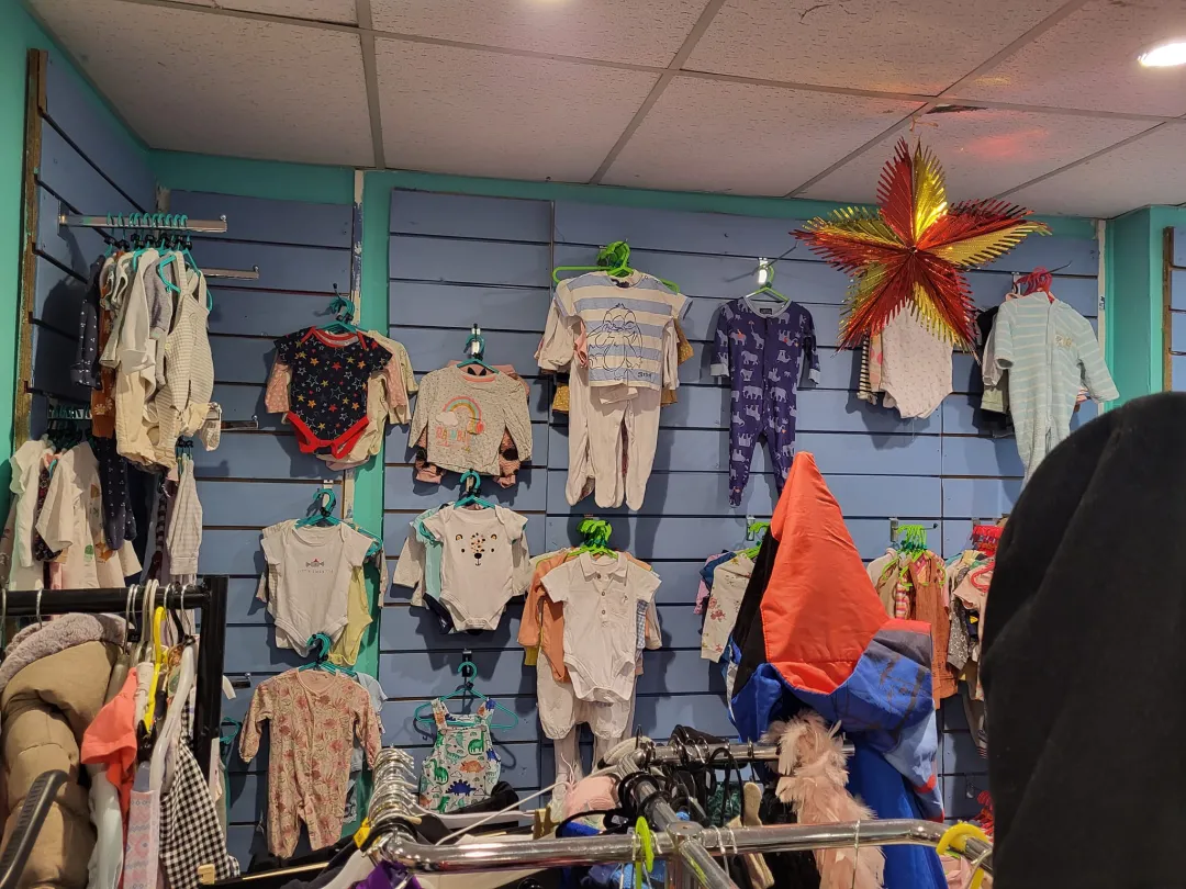 Photo from Jayne's Baby Bank (main page), 30 Nov 2024: .... I think we can get some more hangers on there ! Babies and children's clothes 50p each free to mums in need (via request system).