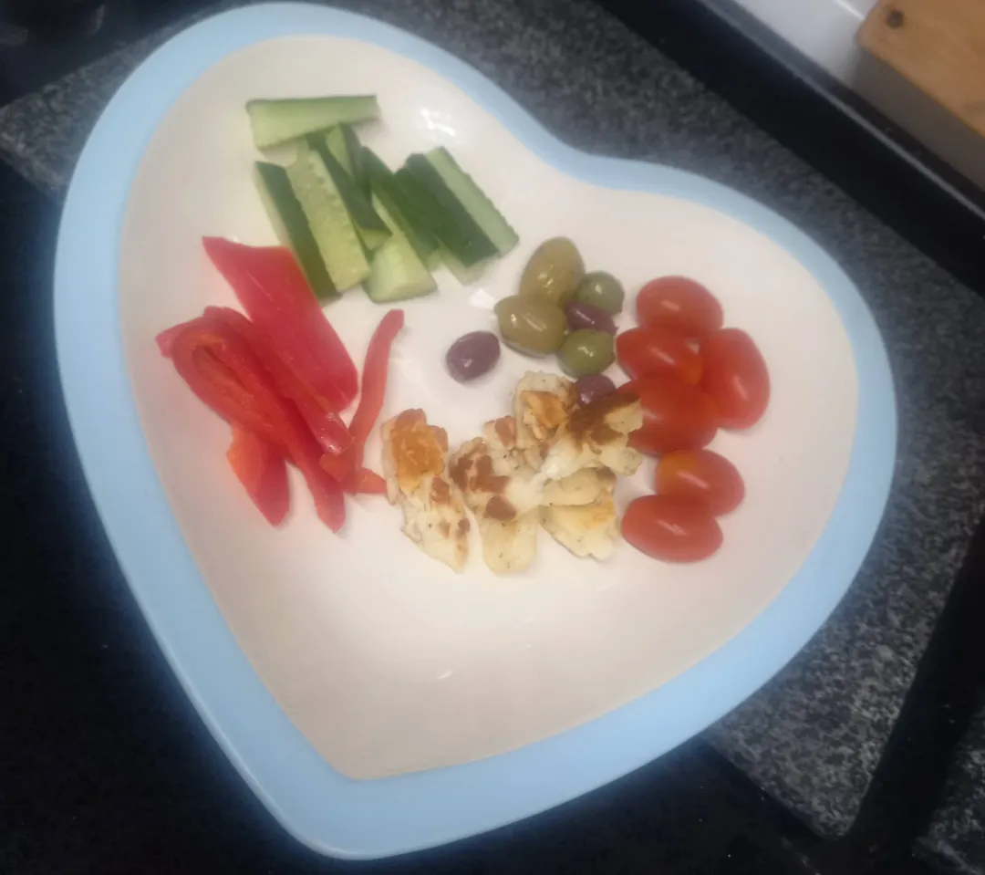 Photo from Jaynesbabybank Registered - cic, 22 Jul 2026: Started a Tiffany plate but it turned into a salad. I've ordered some eggs to boil and carrots. But I'm not fussed on cottage cheese :/