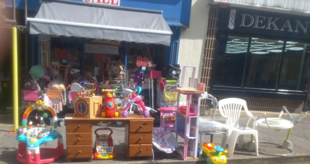Photo from Jaynesbabybank Registered - cic, 21 Jun 2026: All £1 if gone asap please Dressing table £5 please We can't deliver or hold sorry I want the big items gone