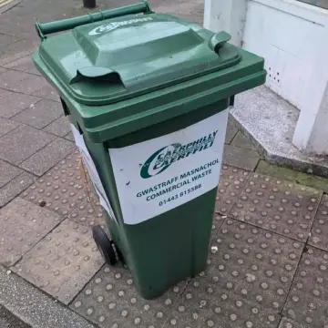 Image from Jayne's Baby Bank (Main Historical Profile), 3 Mar 2026: Do you guys want a laugh before you go to bed ??? They are stalking my bins! Actual "bin location" 🤣🙈🤣🙈🤣🙈🤣🙈 Looks who involved same old hct.