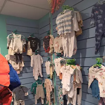 Photo from Jayne's Baby Bank (main page), 30 Nov 2024: .... I think we can get some more hangers on there ! Babies and children's clothes 50p each free to mums in need (via request system).