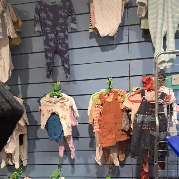 Photo from Jayne's Baby Bank (main page), 30 Nov 2024: .... I think we can get some more hangers on there ! Babies and children's clothes 50p each free to mums in need (via request system).