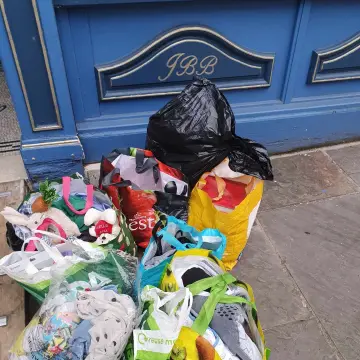 Photo from Jayne's Baby Bank (main page), 12 Dec 2024: Donations ♻️ ❤️🌎🍼 thank you everyone (Jan : 😱 Me: 🤣😍🤩)