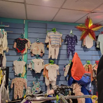 Photo from Jayne's Baby Bank (main page), 30 Nov 2024: .... I think we can get some more hangers on there ! Babies and children's clothes 50p each free to mums in need (via request system).