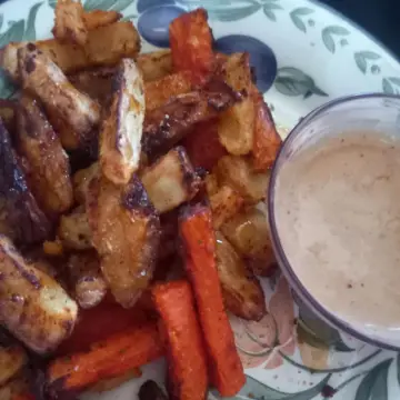Image from Jaynesbabybank Registered - cic: Homemade chips with chipotle seasoning and onion salt and peppercorn sauce.