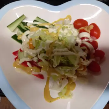 Image from Jaynesbabybank Registered - cic, 22 Jul 2026: Started a Tiffany plate but it turned into a salad. I've ordered some eggs to boil and carrots. But I'm not fussed on cottage cheese :/